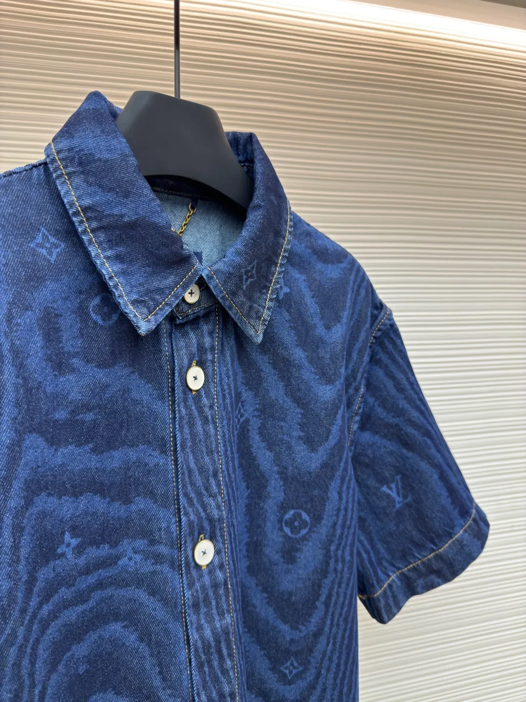 LOUISVUITTON tree pattern denim short-sleeved and long-sleeved ●Authentic product: purchased and developed by 15642 ●Item number: 1680320-B40 ●Fabric: denim fabric ●Technology: Printing ●Version: Fitted version ●Weight: about 520 grams ●Size: XS-S-M-L ●Description: The upper body effect refers to the FW25 early autumn men's series collarless denim rivet full-width logo printed long-sleeved denim jacket for men in blue. This collarless jacket is paved with denim cloth with the LV Moiré pattern, and the Monogram logo is implicitly integrated into it, creating a silky texture. The Marque L.Vuitton DéPosée nubuck label rests on the back for a modern look paired with matching jeans. The overall wiring is straight and delicate, the fabric is comfortable and soft, and the color is consistent without color difference. It can be matched with the same style to create a fashionable look and control various occasions. Customized accessories, complete with three standards, same style for men and women!